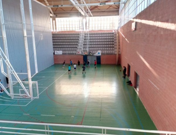 Los jóvenes atendidos en la Residencia Socioeducativa ‘La Villa’ juegan un amistoso con el equipo de cadetes del Club Baloncesto V-74 Villena. Fundación Diagrama. Comunidad Valenciana 2020.