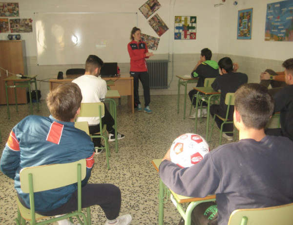 Los jóvenes atendidos en el centro ‘San Miguel’ de Granada reciben la visita de Laura Requena, jugadora del Granada Club de Fútbol Femenino. Fundación Diagrama. Andalucía 2019. 