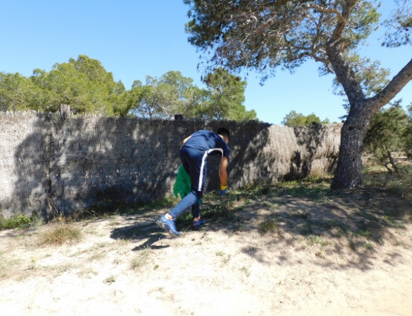 Los jóvenes atendidos en el servicio de acogimiento residencial ‘Illa de Bes’ de Ibiza colaboran en una actividad de voluntariado medioambiental