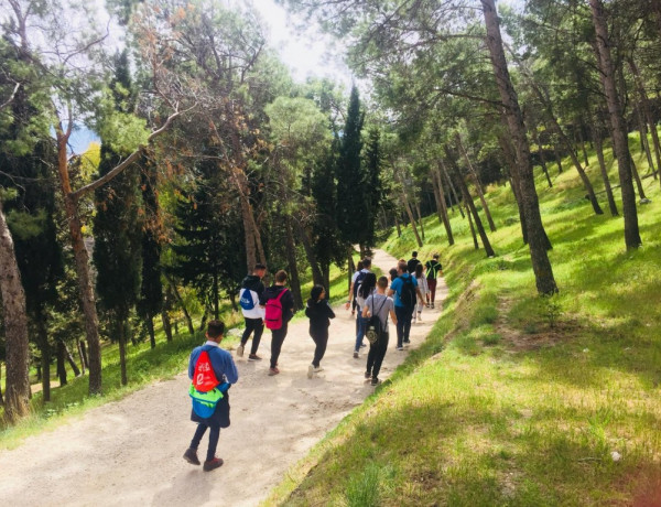 Los jóvenes atendidos en el Servicio Integral de Medio Abierto de Jaén realizan una ruta de senderismo por la ciudad. Fundación Diagrama. Andalucía 2019. 