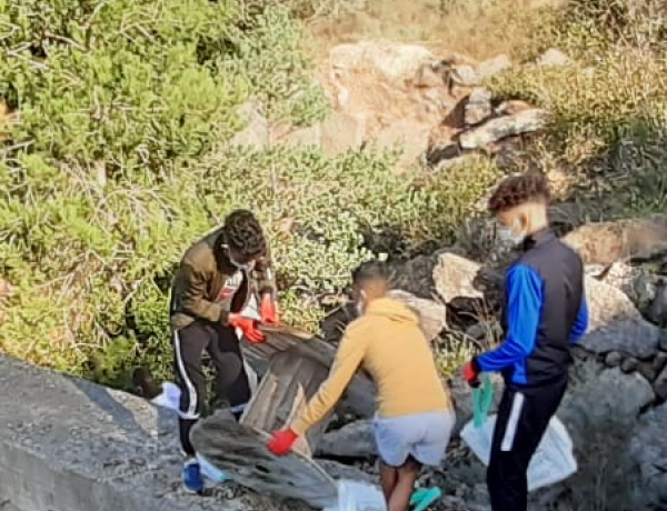 Jóvenes atendidos en el SPAAI ‘Pedraforca’ de Gironella (Barcelona) participan en una actividad de educación medioambiental en el pantano de la Baells. Fundación Diagrama. Cataluña 2020.