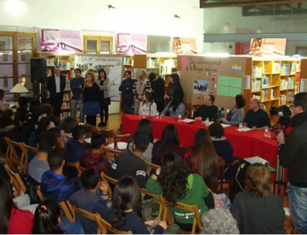 Jóvenes atendidos en el Servicio de Primera Acogida y Atención Integral 'Montsià' de Amposta (Tarragona) conmemoran el Día de la Lengua Materna. Fundación Diagrama. Cataluña 2020. 