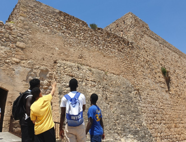Jóvenes atendidos en el Servicio de Primera Acogida ‘Mas de Blasi’ de Reus (Tarragona) descubren el patrimonio histórico y natural del municipio de Miravet 