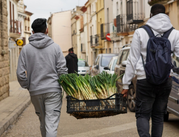 Jóvenes atendidos en el Servicio de Primera Acogida 'Mestral III' de Els Hostalets de Pierola (Barcelona) participan en una calçotada popular. Fundación Diagrama. Cataluña 2022.