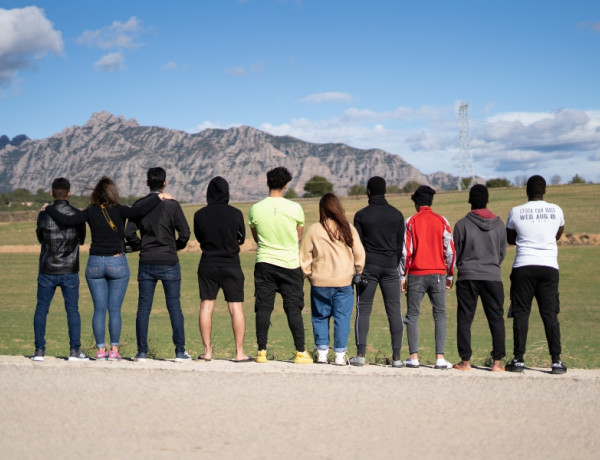 Los jóvenes atendidos en el Servicio de Primera Acogida ‘Mestral III’ en Hostalets de Pierola (Barcelona) desarrollan su creatividad con un taller de fotografía
