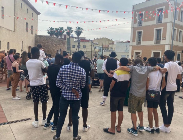 Jóvenes atendidos en el Servicio de Primera Acogida 'Montsià' de Amposta (Tarragona) participan en numerosas actividades de la Fiesta del Mercado de la localidad. 