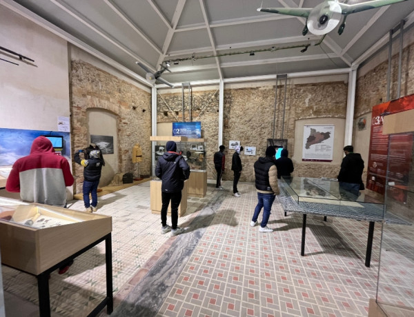 Los jóvenes atendidos en el Servicio de Primera Acogida ‘'Montsià' de Amposta (Tarragona) visitan el campo de aviación y el museo de La Sènia