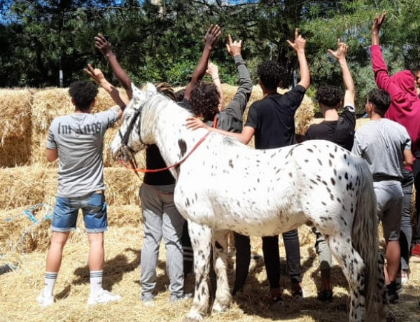 Los jóvenes atendidos en el Servicio de Primera Acogida ‘'Montsià' de Amposta (Tarragona) disfrutan de una jornada en la escuela ecuestre Natura Hípica. Fundación Diagrama. Cataluña 2022