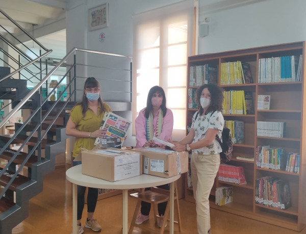 Los jóvenes atendidos en el servicio de primera acogida 'Montsià' de Amposta (Tarragona) visitan la biblioteca municipal de la ciudad