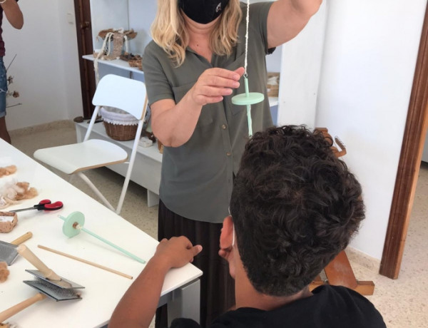 Jóvenes atendidos en el Servicio de Primera Acogida 'Montsià' de Amposta (Tarragona) visitan un espacio dedicado al trabajo con algodón orgánico