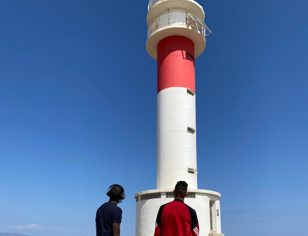 Los jóvenes atendidos en el Servicio de Primera Acogida 'Montsià' de Amposta (Tarragona) visitan el Faro del Fangar de Deltebre