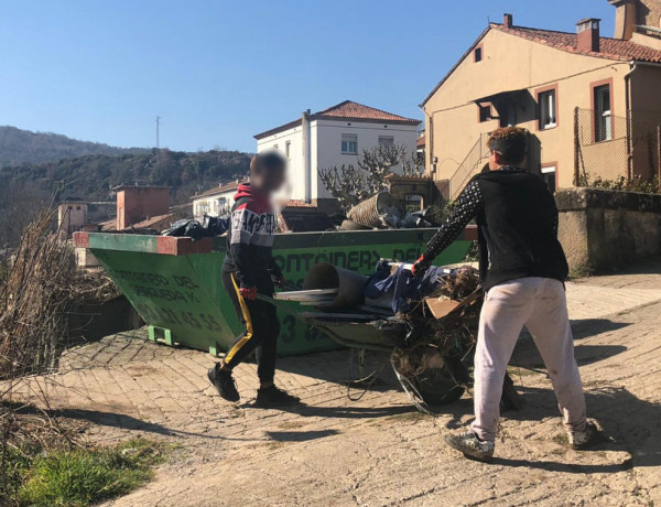 Los jóvenes atendidos en el Servicio de Primera Acogida 'Pedraforca' de Gironella (Barcelona) colaboran en la limpieza del cauce del río del municipio. Fundación Diagrama. Cataluña 2020. 