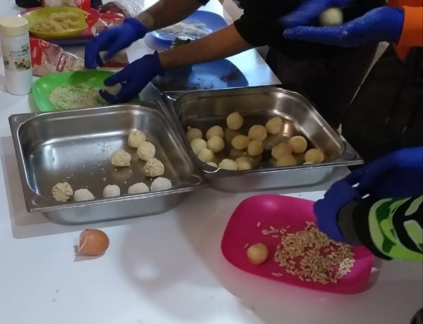 Los jóvenes atendidos en el Servicio de Primera Acogida ‘Pedraforca’ en Gironella (Barcelona) realizan un taller de cocina catalana