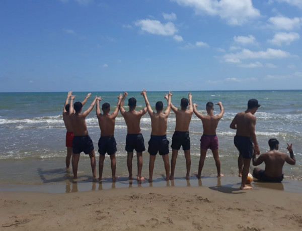 Los jóvenes atendidos en el Servicio de Primera Acogida ‘Ullals II’ en Sant Jaume d’Enveja (Tarragona) disfrutan de una jornada en la playa de la localidad. Fundación Diagrama. Cataluña 2020.