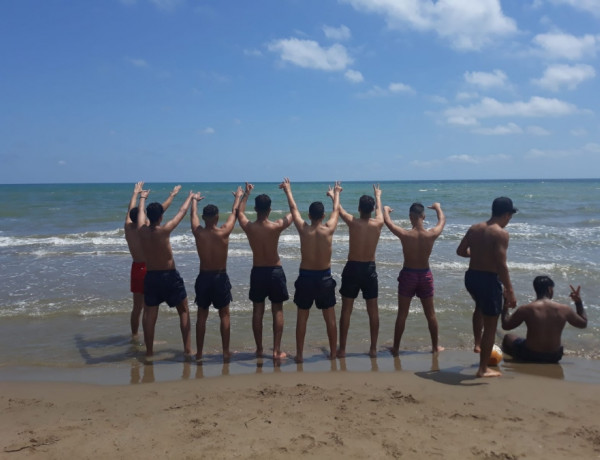 Los jóvenes atendidos en el Servicio de Primera Acogida ‘Ullals II’ en Sant Jaume d’Enveja (Tarragona) disfrutan de una jornada en la playa de la localidad. Fundación Diagrama. Cataluña 2020.