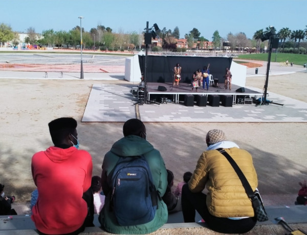 Jóvenes atendidos en el Servicio de Primera Acogida ‘Ullals III’ de Ulldecona asisten a un concierto del grupo senegalés Djilandiang