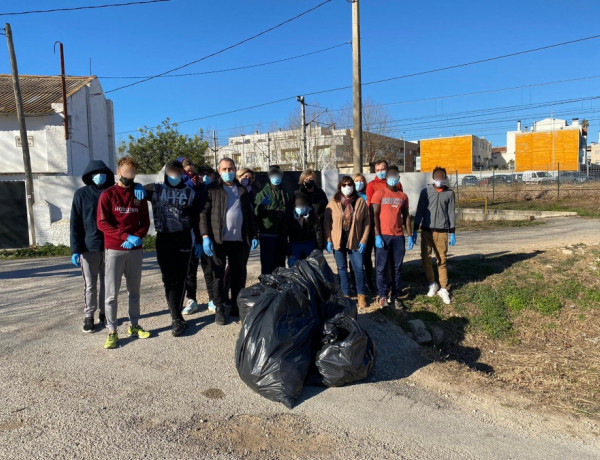 Jóvenes atendidos en el Servicio de Primera Acogida ‘Ullals III’ de Ulldecona (Tarragona) realizan un voluntariado medioambiental en la localidad