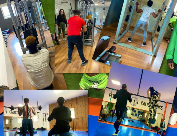 Los jóvenes atendidos en los servicios de primera acogida ‘Encanyissada’ de Sant Jaume d'Enveja (Tarragona) descubren la modalidad deportiva de la calistenia