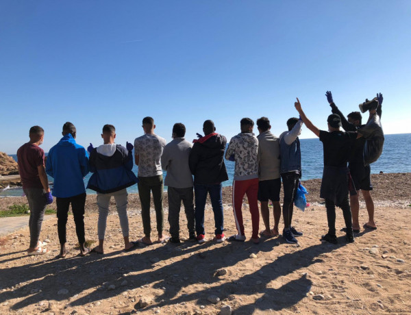 Los jóvenes atendidos en el SPAAI ‘Baix Ebre’ de Tarragona colaboran en la limpieza de una playa en el municipio de L'Ametlla de Mar