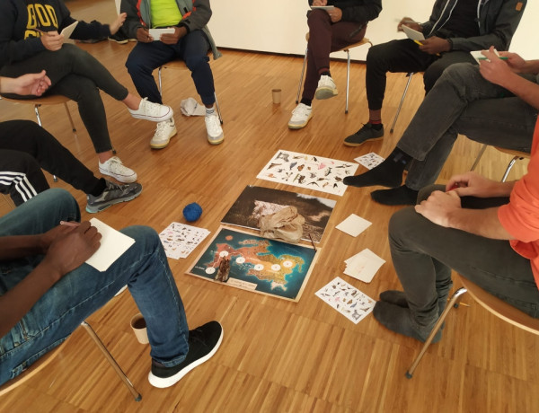 Los jóvenes atendidos en el SPAAI ‘Francolí I’ de Tarragona participan en una actividad sobre el arte y el proceso migratorio