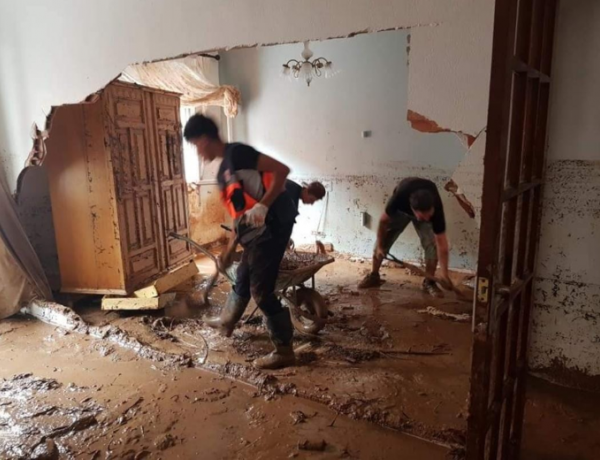 Jóvenes atendidos en el SPAAI ‘Ullals II’ de Sant Jaume d’Enveja (Tarragona) colaboran en la limpieza urbana tras las fuertes tormentas en la zona