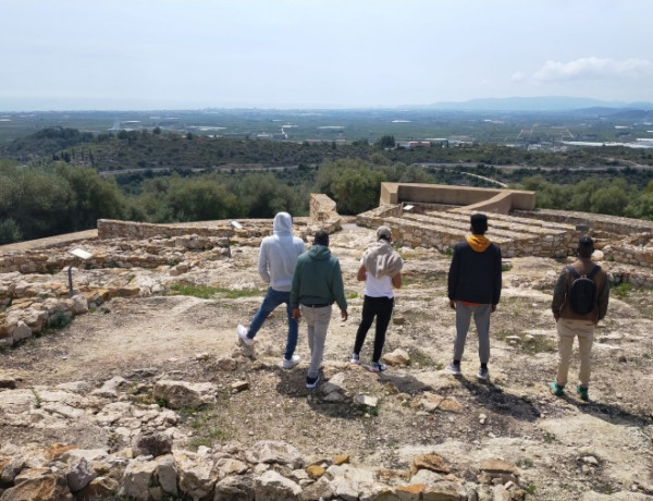 Los jóvenes atendidos en el SPAAI ‘Ullals III’ de Ulldecona (Tarragona) descubren el poblado ibérico de la Moleta del Remei
