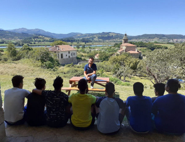 Los jóvenes atendidos en la Unidad Residencial ‘El Haya’ de Colindres (Cantabria) reciben la visita del alcalde del municipio, Javier Incera. Fundación Diagrama. Cantabria 2020.