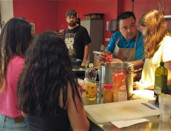 Los jóvenes atendidos en el centro ‘Baix Maestrat’ de Vinarós (Castellón) realizan un curso de formación en cocina y gastronomía