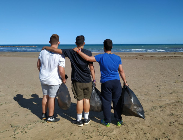 Los jóvenes atendidos en el centro ‘Pi i Margall’ de Burjassot (Valencia) participan en una acción de recogida de basuras en las playas de Alboraya. Fundación Diagrama. Comunidad Valenciana 2019. 