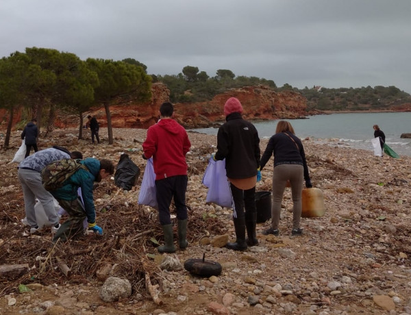 Los jóvenes del Centre d'Acollida del Montsià de Amposta (Tarragona) colaboran en la limpieza de las playas de L’Ampolla tras el temporal Gloria. Fundación Diagrama. Cataluña 2020. 