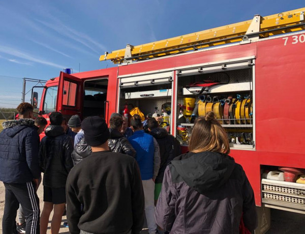 Jóvenes atendidos en el centro de acogida ‘Ebre’ en Amposta (Tarragona) visitan el parque de bomberos de la localidad. Fundación Diagrama. Cataluña 2019.