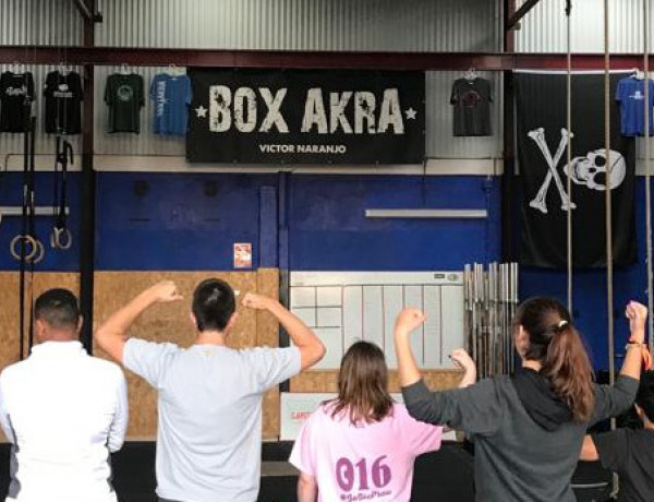 Los jóvenes atendidos en el centro de acogida ‘Lucentum’ de Alicante participan en una sesión de entrenamiento de crossfit. Fundación Diagrama. Comunidad Valenciana 2019. 