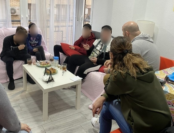 Los jóvenes del centro de acogida ‘Oriola’ de Orihuela (Alicante) asisten a una charla informativa de la Unidad de Atención a la Familia y Mujer. Fundación Diagrama. Comunidad Valenciana 2020. 