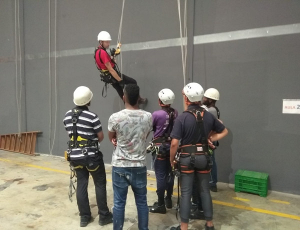 Jóvenes del centro de acogida ‘Torrent’ realizan un curso de formación en Trabajos Verticales e Instalaciones y Puntos de Anclaje. Fundación Diagrama. Comunidad Valenciana 2019. 