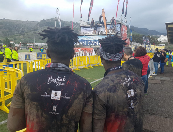 Un grupo de jóvenes del centro de acogimiento ‘Cardones’ de Las Palmas de Gran Canaria participa en la carrera de obstáculos ‘Bestial Race’. Fundación Diagrama 2019. 