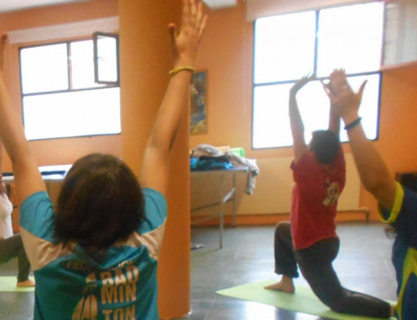 Los jóvenes atendidos en el centro ‘Anassim’ de Llanera de Ranes (Valencia) llevan a cabo un taller de yoga. Comunidad Valenciana 2019. 