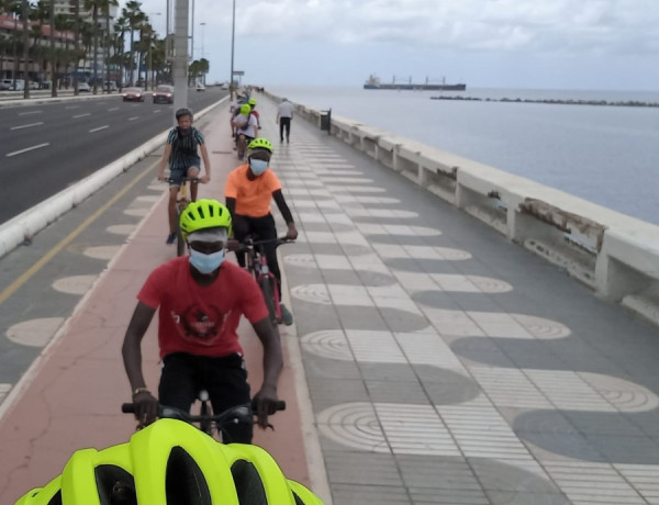 Los jóvenes del centro ‘Cardones’ de Las Palmas de Gran Canaria llevan a cabo una ruta en bicicleta por los lugares más representativos de la ciudad