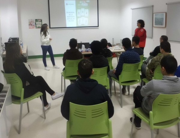 Los jóvenes atendidos en el centro ‘Ciudad de Melilla’ asisten a una charla de prevención y sensibilización sobre el VIH. Fundación Diagrama. Melilla 2018.