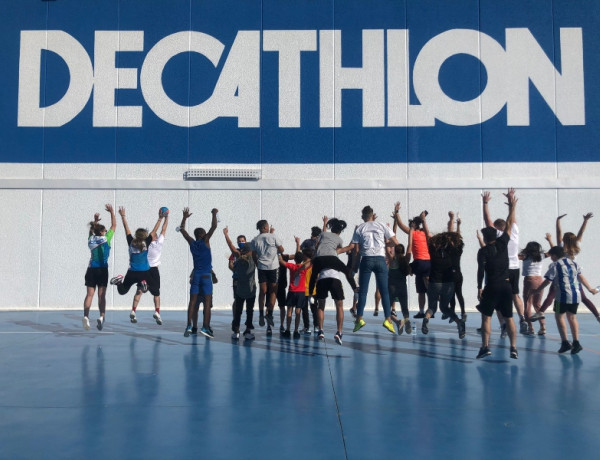 Jóvenes del Centro de Día ‘Levante’ y la Residencia ‘Lucentum’ participan en una jornada deportiva impulsada por Decathlon Alicante