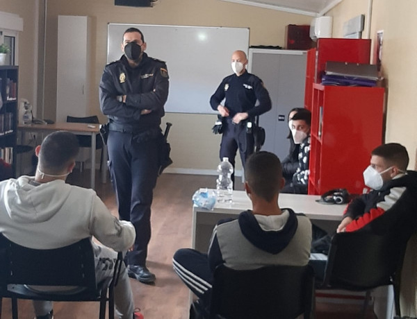 Jóvenes del centro ‘El Limonar’ de Alcalá de Guadaíra (Sevilla) asisten a una charla de ciberacoso impartida por miembros de la Policía Nacional
