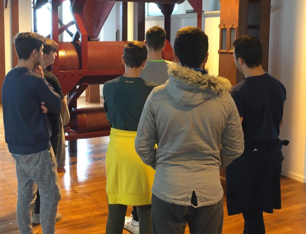 Los jóvenes atendidos en el centro ‘El Limonar’ de Alcalá de Guadaíra (Sevilla) visitan el museo de harina de la localidad. Fundación Diagrama. Andalucía 2019. 