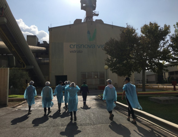 Los jóvenes del centro ‘La Atalaya’ de Villena (Alicante) conocen el trabajo desarrollado por los profesionales de la fábrica de vidrio Crisnova. Fundación Diagrama. Comunidad Valenciana 2019.