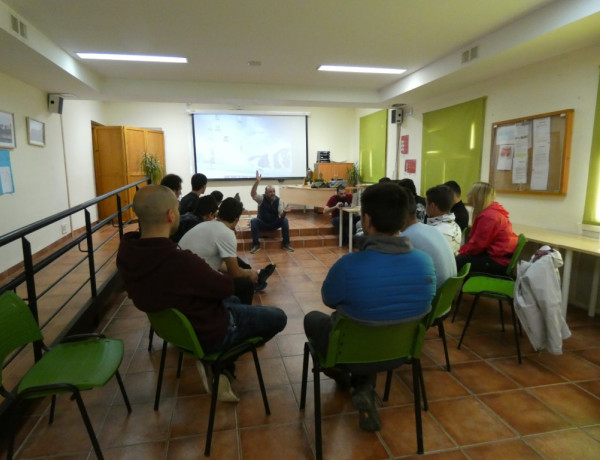 Los jóvenes atendidos en el centro educativo ‘La Cañada’ de Fernán Caballero (Ciudad Real) participan en una actividad de concienciación medioambiental. Fundación Diagrama. Castilla-La Mancha 2019. 