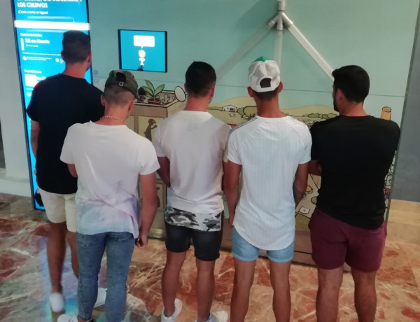 Los jóvenes atendidos en el centro ‘La Zarza’ de Abanilla participan en un recorrido guiado por el Museo de la Ciencia y el Agua de Murcia. Fundación Diagrama. Murcia 2019. 