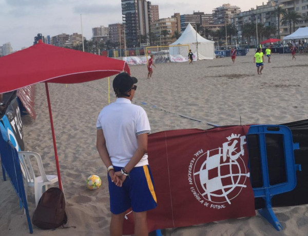 Los jóvenes del centro ‘Lucentum’ de Alicante colaboran como voluntarios en la Copa de España de Fútbol Playa. Fundación Diagrama. Comunidad Valenciana 2019.