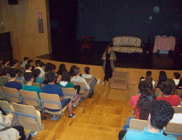 Los jóvenes atendidos en el centro ‘Montefiz’ de Ourense asisten a una representación teatral sobre la cultura gallega. Fundación Diagrama. Galicia 2019. 