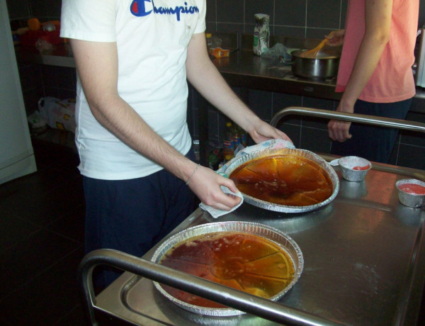 Los jóvenes atendidos en el centro ‘Montefiz’ de Ourense realizan un curso formativo de operaciones básicas de pastelería y repostería. Fundación Diagrama. Galicia 2019.