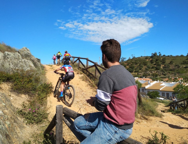 Los jóvenes atendidos en el centro ‘Odiel’ de Huelva asisten a una etapa del campeonato de bicicleta Huelva Extrema. Fundación Diagrama. Andalucía 2019.