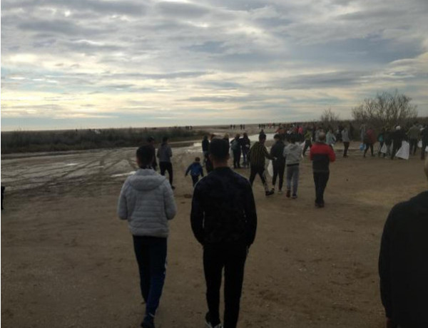 Los jóvenes del centro ‘Ullals II’ en Ulldecona (Tarragona) participan en una actividad de voluntariado medioambiental en las playas de Amposta. Fundación Diagrama. Cataluña 2020. 