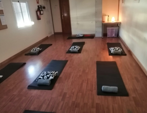 Jóvenes de los centros ‘Alea’ y ‘Arrui’ de Molina de Segura (Murcia) adquieren conocimientos relacionados con el yoga y la relajación. Fundación Diagrama. Murcia 2022